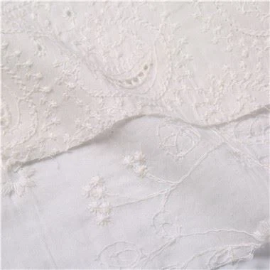 Tissu brodé de coton blanc